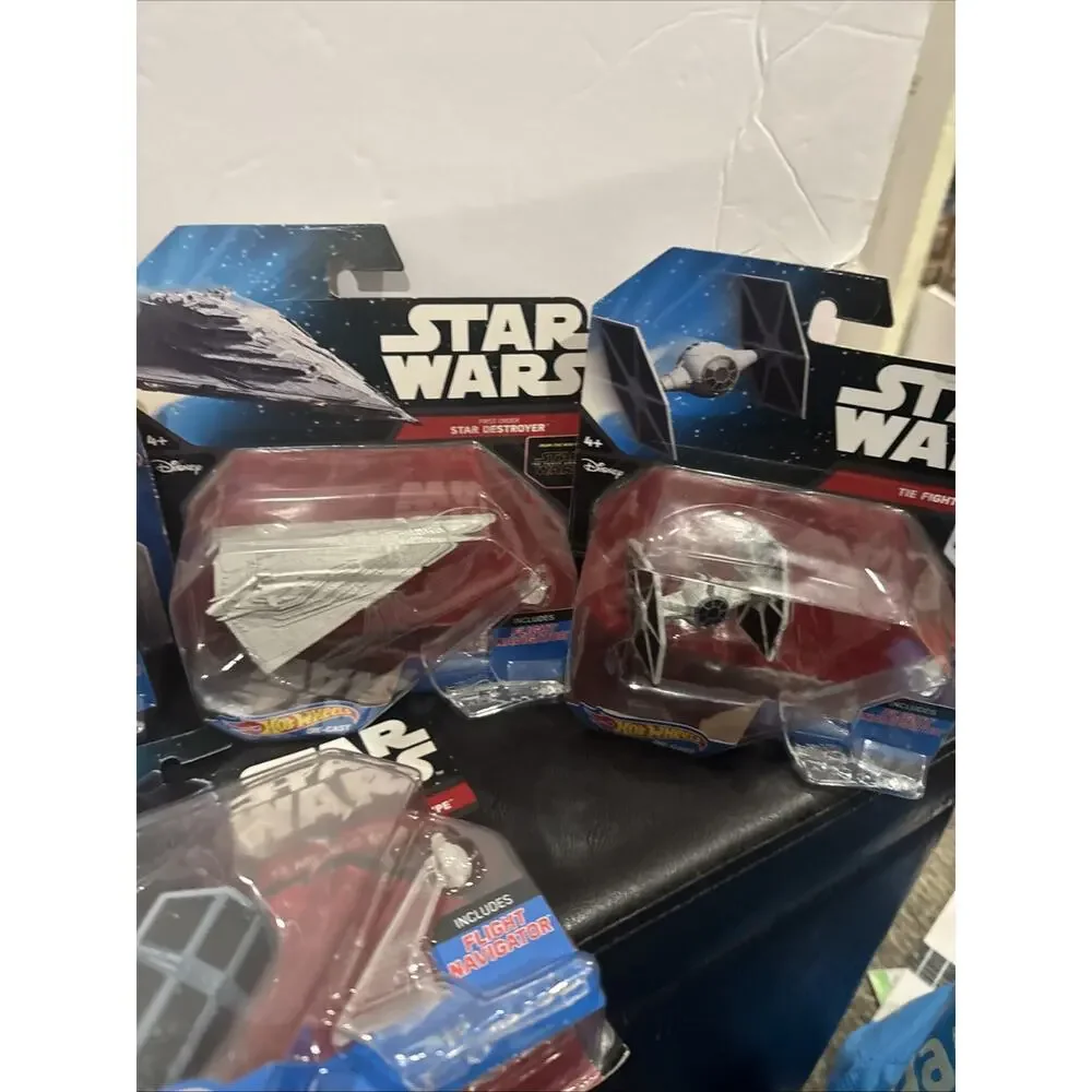 Lot of 8 Hot Wheels Star Wars Die-Cast Vehicles New in Package